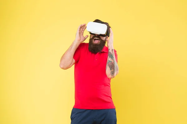 Virtuální komunikace. Virtuální simulace. Digitální technologie. Budování tvých vizí. Vytvářím realitu. Muž hraje hru ve VR. Hipster s náhlavní soupravou pro virtuální reality. Prozkoumat kyberprostor — Stock fotografie