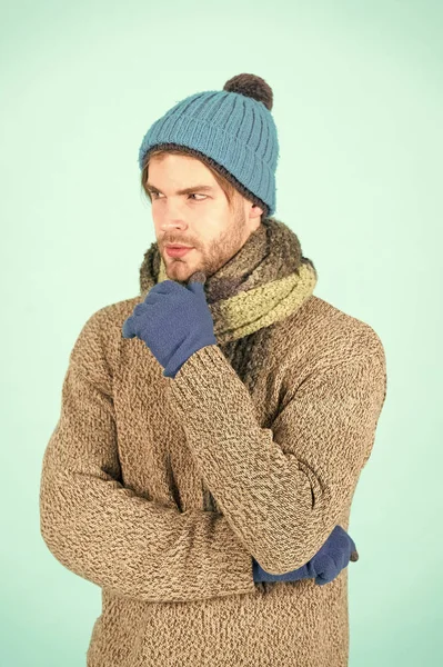 겨울 패션에 뜨개질 한 옷. 모자 장갑과 스카프의 겨울 옷을 입은 남자. 남자는 악세서리 청록색 배경 옷을 입고 있다. 겨울 액세서리 개념. 모자와 스카프로 만든 뜨개질 액세서리 — 스톡 사진
