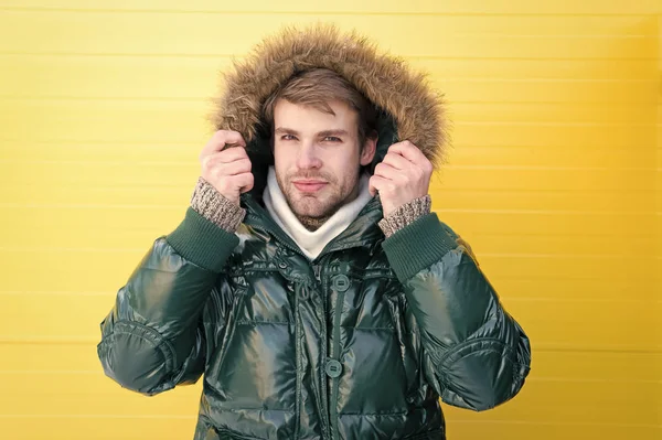 Przystojny styl. Modny człowiek w zimnym stylu pogody. Model mody Cieszący ciepło i komfort. Casual płaszcz mody na zimne zimowe warunki. Przystojny mężczyzna ubrany Faux Futro kaptur — Zdjęcie stockowe