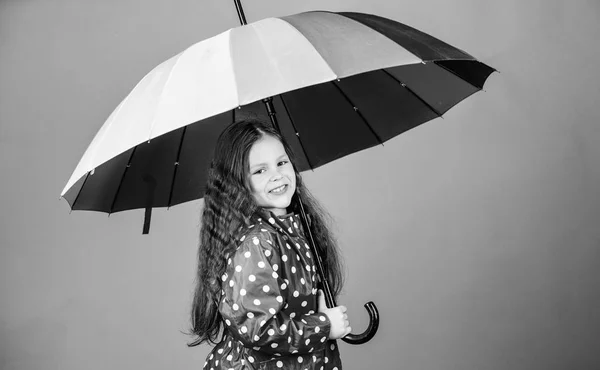 防雨。彩虹。快乐的小女孩与五颜六色的伞。秋天的时尚。穿着雨衣的小女孩。开朗的时髦孩子在积极的心情。享受宁静 — 图库照片