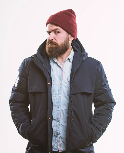 Hipster moda moderna. O tipo usa chapéu e casaco preto de Inverno. Roupa masculina estilo Hipster. Roupa de Hipster. Elegante e confortável. Homem hipster barbudo posando confiantemente em casaco preto quente ou parka — Fotografia de Stock