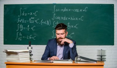 Derse hazırlanın. Öğretmen sıkı ciddi sakallı adam tebeşir tahtası arka plan. Öğretmen okuma kitabı. Okul davranışlarının kuralları. Okul müdürü cezayla tehdit ediyor. Talep eden öğretmen