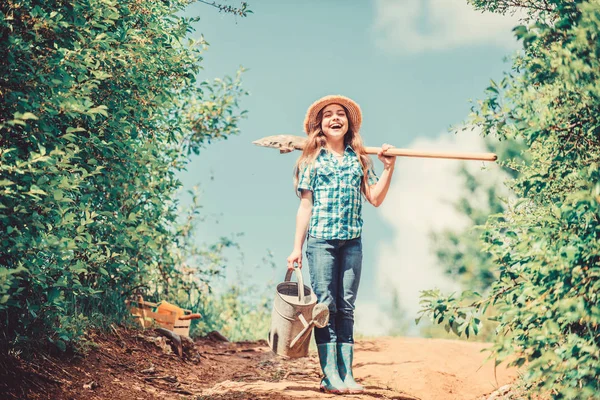 Ragazza bambino tenere pala annaffiatoio. Lista di controllo giardinaggio primaverile. Piccolo aiutante. Strumenti di irrigazione che risolveranno i problemi del cantiere asciutto. Rosa rimovibile permette un flusso moderato. Consigli di giardinaggio. Giardinaggio primaverile — Foto Stock