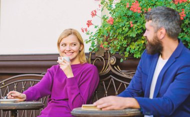 Zevk güzel sabah. İlk kız ve olgun adam tanışın. kadın ve sakallı kafede rahatlayın. Çift romantik tarihte aşık. Sabah kahve. Acımasız sakallı hippi kız kahve içip