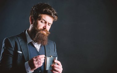 Her zaman benimle. Alkol için düz metal şişe. Adam metal şişetutuyor. Cheers kavramı. Adam sakallı hipster alkol için metal şişesi tutun zarif takım elbise giymek. Alkol içeceği. Seninle alkol iç.