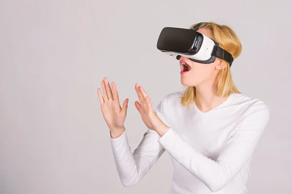 Mulher vestindo óculos de realidade virtual. Pessoa com capacete de realidade virtual isolado em fundo cinza. Mulher com fone de ouvido de realidade virtual. VR jogos . — Fotografia de Stock