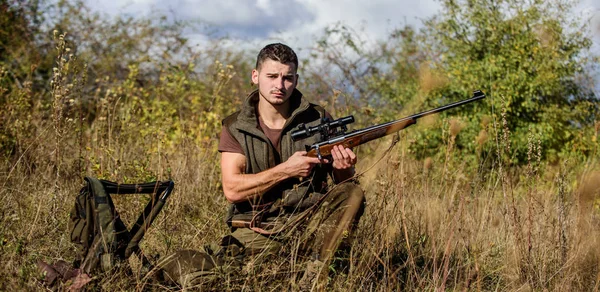 Recarregue o conceito de espingarda. Equipamentos de caça e medidas de segurança. Homem com equipamento de caça rifle fundo natureza. Preparar para caçar. O que você deve ter enquanto caça ambiente natureza — Fotografia de Stock