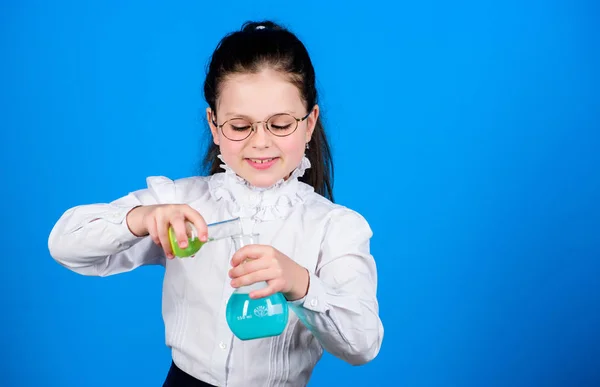 Liten smart tjej med testkolv. barn studie bilogy lektion. vetenskaplig forskning i Lab. Liten skolflicka. utbildning och kunskap. tillbaka till skolan. Kopiera utrymme. Ta närmare titt — Stockfoto