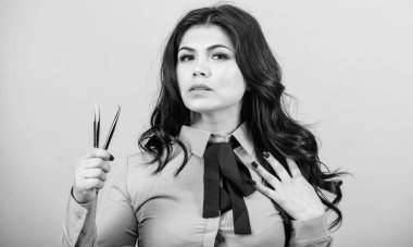 Güzellik Salonu reklam. Kirpik Bakımı tedavi prosedürleri. Güzellik. Kalıcı makyaj. Kirpik uzatma prosedürü. Kaş düzeltme. güzel kadın kirpik Master tutun cımbız