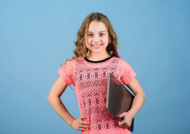 Blog konsepti. Dizüstü bilgisayarı olan küçük bir kız. Bilgisayarı kullanan küçük bir çocuk. Dijital teknoloji. Çocuk laptopla çalışıyor. İnternette sörf yapmak. Kendi blogunu oluştur. Kişisel blog. Sosyal ağlar ve günlük