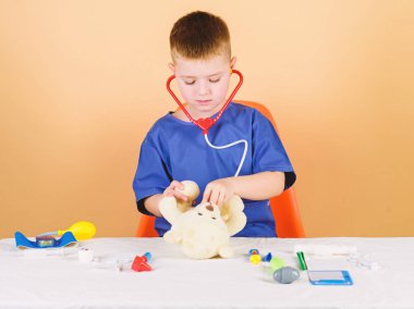hemşire laboratuvar asistanı. Aile doktoru. stetoskoplu çocuk doktor. çocuk doktoru stajyeri. Tıbbi üniformalı küçük bir çocuk. Tedavi reçetesi. Hastane. tıp ve sağlık. aile doktoru kavramı