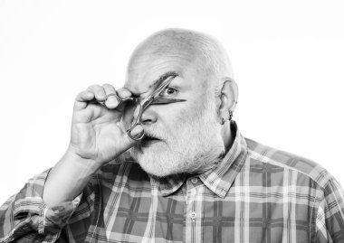 onun mükemmel tarzı. olgun sakallı adam beyaz izole. tıraş makas takım kiti. Traşsız yaşlı adamın bıyığı ve sakalı var. saç kesimi ve fırçalama. berber dükkanı kavramı. tıraş aksesuarları