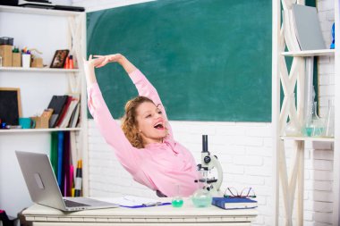 Okul pedagogu işgali. Ruh sağlığı ve rahatlama yöntemleri. Zor iş gününden sonra esneme. Öğretmen sevimli kadın sınıfta dinlenmek için deneyin. Sadece rahatla. İş yerinde dinlenmenin bir yolunu bulun