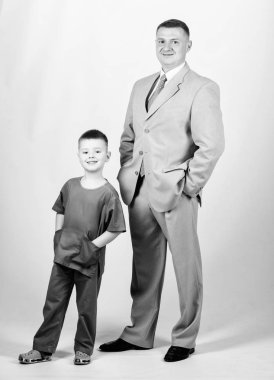baba ile mutlu çocuk. iş ortağı. baba işadamı ile küçük çocuk doktor. Çocukluk. güven ve değerler. Babalar günü. aile günü. Baba ve oğlu iş elbisesi içinde. gelecekteki kariyer