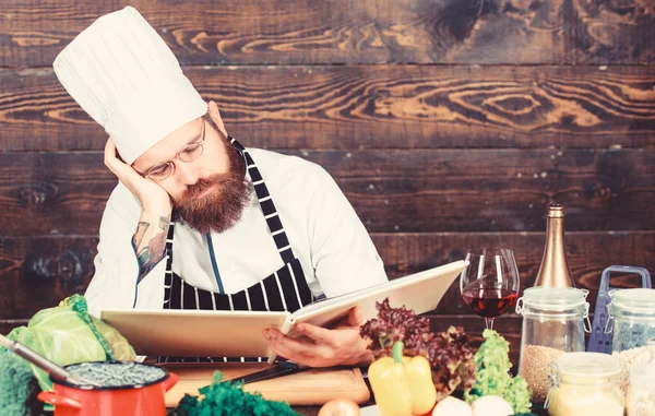 Ensalada vegetariana con verduras frescas. Cocina culinaria. Vitamina. hombre barbudo cansado. receta de chef. Alimentación ecológica. Cocinar alimentos saludables. Hipster maduro con barba. Desayunar sano — Foto de Stock