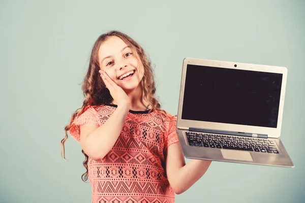 Trabalhar duro jogar mais. menina pequena feliz com notebook. educação escolar em casa. desenvolvimento infantil na era digital. chamada de vídeo por web cam. compras online. Projecto escolar. videoconferência empresarial — Fotografia de Stock