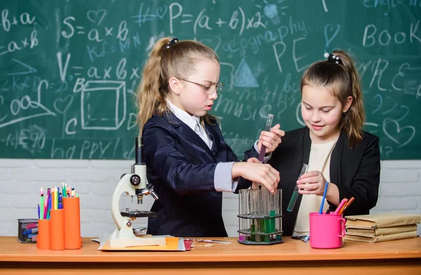 Conhecimento básico de química. Alunos meninas bonitos usam tubos de ensaio com líquidos. Conceito de experiência química. Medidas de segurança para proporcionar uma reação química segura. Crianças gênio trabalhar na própria teoria química — Fotografia de Stock