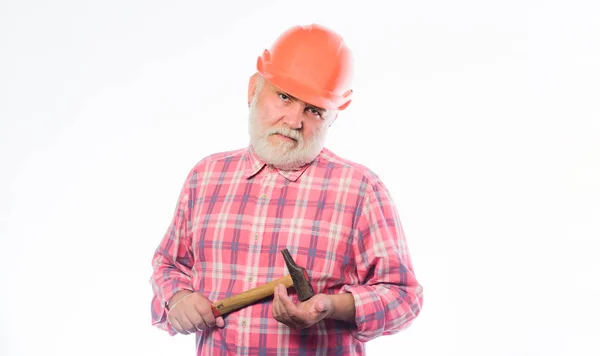 经验丰富的工程师。修理或翻新。家装维修。男子留胡子的劳动者戴着头盔拿着锤子。维修理念。高级工头工人。汉迪曼家修理。维修车间 — 图库照片