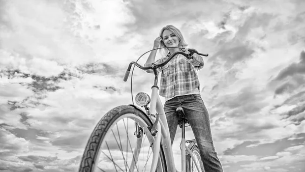 Як велосипед змінює ваше життя і робить вас щасливими. Причини їздити на велосипеді. Психічне здоров'я переваги. Педаль до щастя. Дівчина катається на велосипедному фоні неба. Жінка відчуває себе щасливою під час їзди на велосипеді — стокове фото