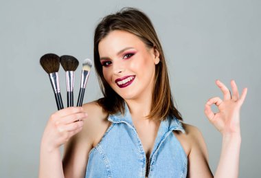 Kozmetoloji ve güzellik. Ruj ve göz farı. uzun saçlı şehvetli kadın, stil. moda makyaj visage. Cinsel -lik. cilt bakımı kozmetik. profesyonel makyaj fırçası ile seksi kadın