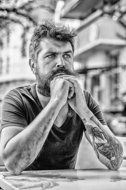 Sakallı adam konsantre olmuş yüz. Düşünceli ruh hali konsepti. Önemli hayat seçimleri yapmak. Sakallı ve bıyıklı adam düşünceli ve sorunlu. Sakallı, düşünceli bir hippi. Zor karar.