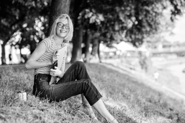 kız dizüstü bilgisayarda çalışır. Güzel bir kadın paket kahve içiyor. kız gitmek için kahve içmek. Parkta rahatlayın. bilgisayar açık modern kadın. yaz online. Sabah çizelgesi. Bilgi konusunda heyecanlı