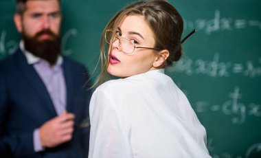 Provokasyon kavramı. Özel ders. Öğretmenle flört etmek. Öğrenci şehvetli seksi kız ve deneyimli öğretmen. Zevk öğretmek. Ne istediğini biliyor. Tam fikirler. Öğretmen ve çekici öğrenci