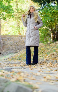 Sonbahar gardrobu olmalı. Bu sonbaharda rahat ve sıcak hissedin. Sonbahar sezonu modası. Kız sonbahar yürüyüşü keyfini çıkarın. Park doğa arka planda yürürken kadın ceket veya sıcak ceket giymek. Sonbahar yürüyüşü için giyim