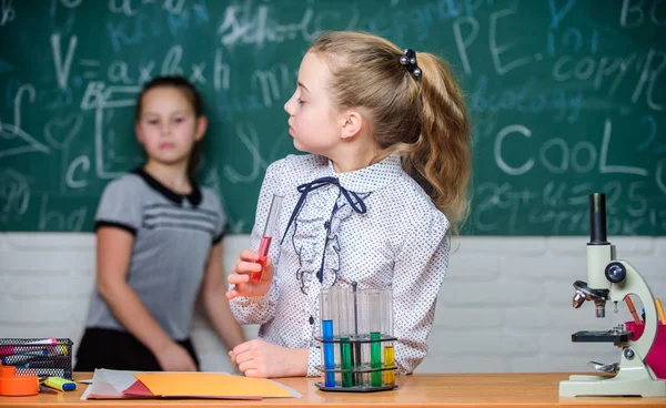 Chemical reaction much more exciting than theory. Girls working chemical experiment. Natural science. Educational experiment. School classes. Biology and chemistry lessons. Observe chemical reactions — Stock Photo, Image