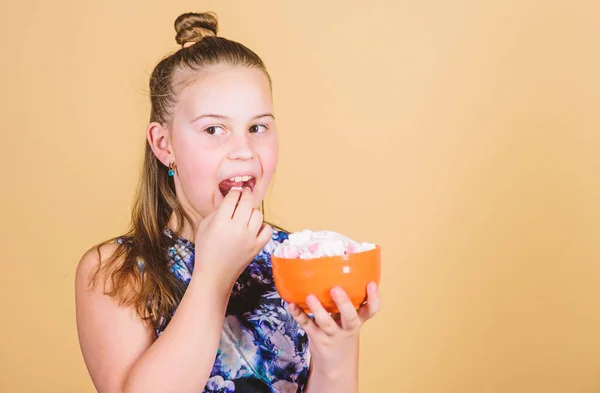 Klein meisje eet marshmallow. Marshmallow. Snoepwinkel. Dieet en calorie. Zoetekauw concept. Gezonde voeding en tandheelkundige zorg. Gelukkig klein kind liefde snoep en traktaties. Kopieer ruimte. zoete dieet — Stockfoto