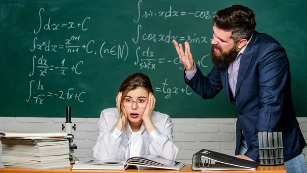 Adam mutsuz iletişim kuruyor. Çatışma durumu. Okul çatışması. Zorlu bir öğretim üyesi. Okul müdürü cezadan bahsediyor. Öğretmen sıkı ciddi sakallı adam öğrenci kız ile çatışma yaşıyorsanız