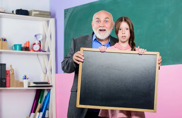 Schulwerbung. To-do-Liste. zurück zur Schule. kleines Schulmädchen mit Tafelkopierraum. Wichtige Informationen. Glücklicher Lehrertag. 1. September. Kleines Mädchen zeigt leere Kreidetafel — Stockfoto