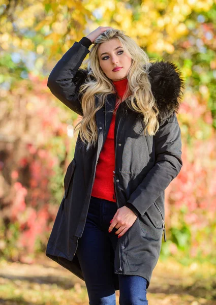 Puffer jasje met capuchon. Vrouw dragen zwarte parka bont capuchon. Klassieke Parka jas is uitgegroeid tot garderobe icoon. Veelzijdig functioneel en stijlvol. Meisje dragen parka terwijl Walk Park. Herfst seizoen mode concept — Stockfoto