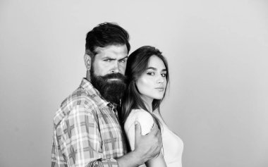 Çok yakın. Erkek kucaklaşma güzel bir kadın. Esmer kız ile sakallı hipster sarılmak. Tutkusunu hisset. Hassas dokunuş. Aşık şehvetli bir çift. Aşk konsepti. Evliliği korumak için destek. Romantik coupe. Aşk hissi