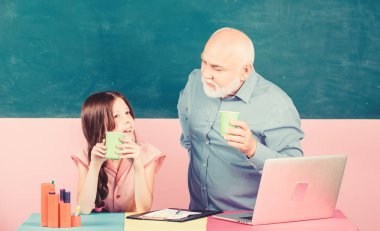 İnan ve başar. okul dersi online. Bir kompozisyon yazıyorum. online eğitim. Okula geri dön. dizüstü bilgisayarda adam öğretmen çalışma ile küçük kız. olgun öğretmen okul kız yardım. öğrenmede yeni teknoloji