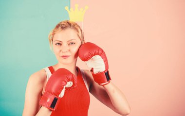 Kraliçe taç boks eldiven giymek ile kadınsı ihale sarışın. Başarı için savaş. Vip spor salonu. Dövüş kraliçesi. Kadın boks eldiveni ve prensesin taç sembolü. Sporun kraliçesi. Boks sporunda en iyi ol