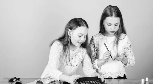 Salon en schoonheidsbehandeling. Net als spelen met make-up. Make-up cursussen. Kinderen kleine meisjes kiezen cosmetica. Make-up winkel. Experimenteren met stijl. Make-up kunst. Verken cosmeticatas concept — Stockfoto