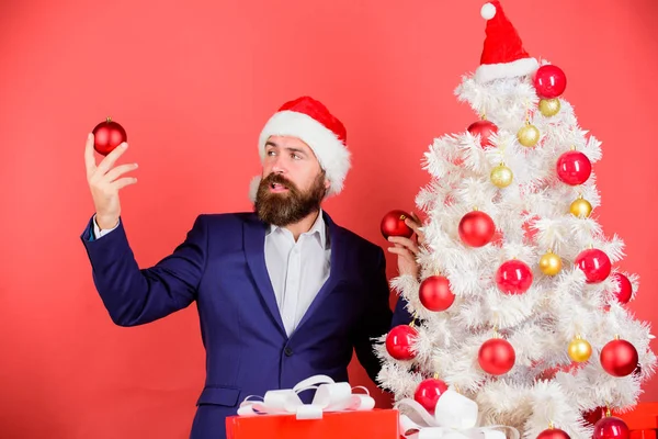 A atmosfera natalina espalhou-se. Adicione magia aos feriados. O empresário junta-se à celebração do Natal. Santa segurar decoração bola de Natal. Feliz Natal! Feliz Natal! homem barbudo desgaste formal terno e santa chapéu — Fotografia de Stock