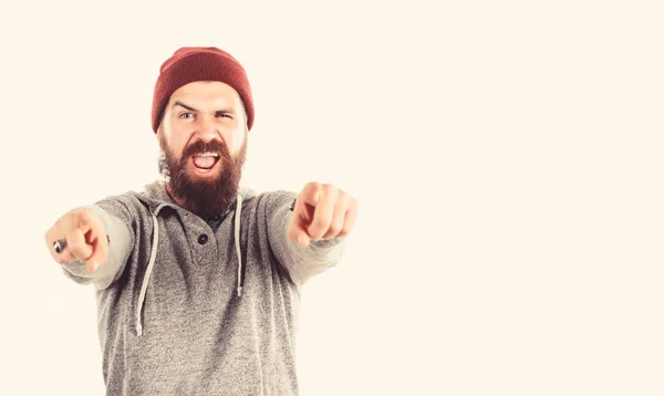 Felice uomo barbuto fresco in cappello. maschio brutale con la barba. Salone del barbiere. Barbiere alla moda. cura dei capelli. hipster maturo con barba. Cura del viso. hipster uomo isolato su sfondo bianco. copia spazio — Foto Stock