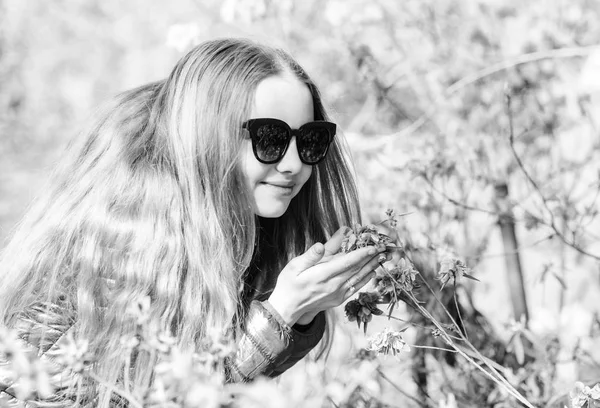 Halka teşhir için yetiştirilen bitkiler. Bahçede keyifli dinlendirici bir yürüyüş. Huzurlu çevre Bahçesi. Kız botanik bahçesinde yürür. Bahçede doğanın tadını çıkarın. Çocuk sevimli fantezi çocuk parkta zaman harcamak