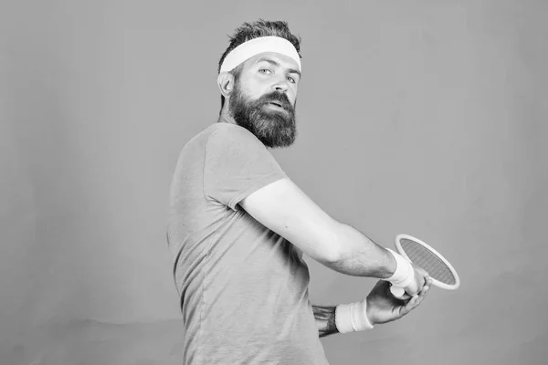 Ein bärtiger Hipster trägt Sportkleidung. Spaß haben. Tennis aktive Freizeit. Tennisspieler Vintage-Mode. Tennissport und Unterhaltung. Sportler Hipster halten Tennisschläger in der Hand roten Hintergrund — Stockfoto