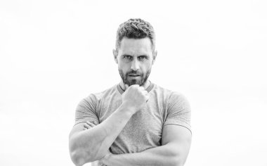 mavi spor tshirt adam atlet. spor giyim moda. sakal ile kas erkek. beyaz üzerinde izole düşünceli adam. atletik vücut ile sporcu. spor salonunda antrenör. egzersiz yaptıktan sonra. Trenden sonra rahatlayın