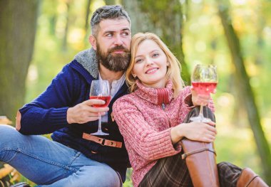 aşık çift sonbahar ormanda rahatla. Aile pikniği. Sevgililer günü. aşk Tarih ve romantizm. Bahar ruh. kamp ve yürüyüş. Şerefe. mutlu kadın ve sakallı adam şarap içmek. Sommelier iş başında