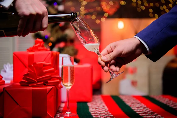 Beba champanhe ou vinho espumante. Celebre férias com o champanhe. Feliz Ano Novo. Mãos derramando champanhe em vidro elegante fundo decorações de Natal. Último minuto antes do ano novo — Fotografia de Stock