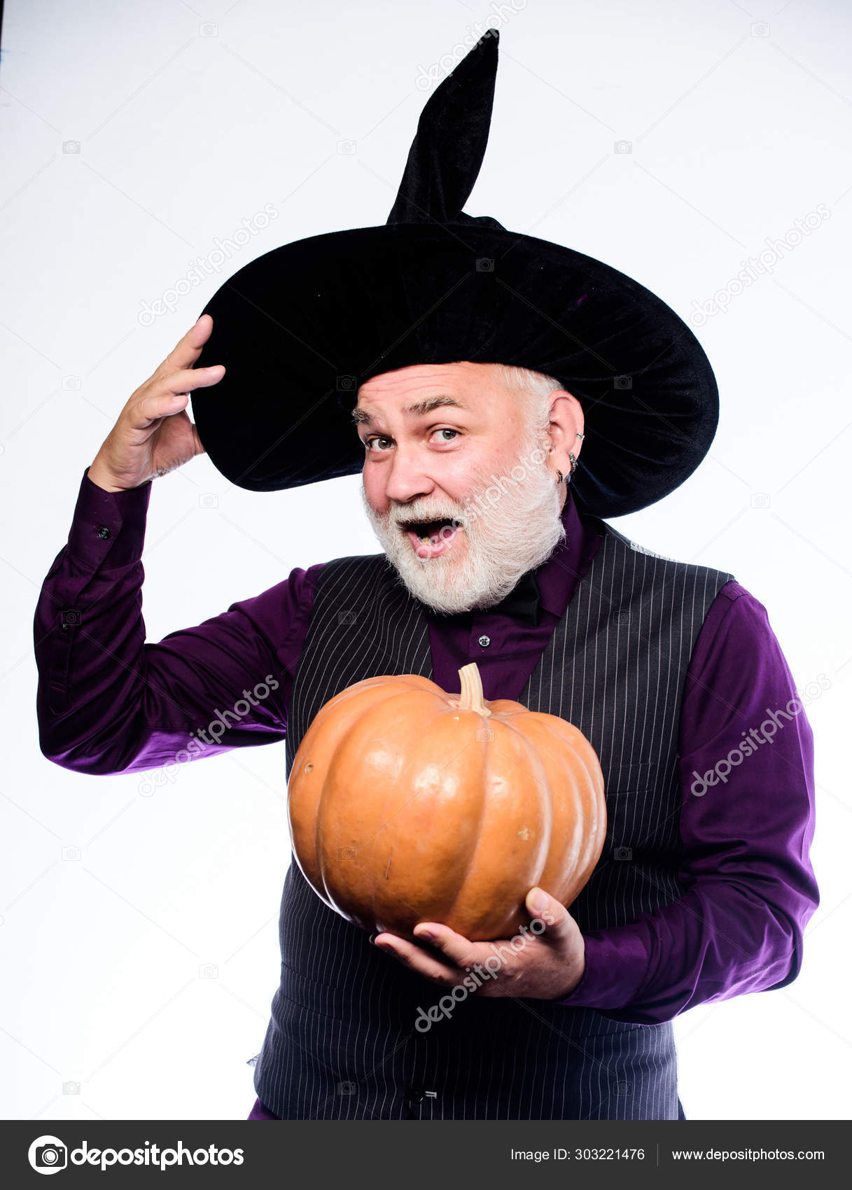 Sentindo medo. 31 de outubro. homem gótico com fantasia de halloween. homem  sênior segura abóbora. velho com capa e chapéu mágico. jack-o-lantern.  terror de fantasia de halloween. decoração de halloween e conceito