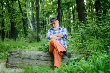 Ucube şifacı. Halk büyüsü. Şapkalı, olgun bir adam. Bilge ihtiyar. Bitkisel ilaçlar. Doğaüstü ya da batıl inançlı. Sihirli yetenekleri olduğu iddia edilen biri. Ormanda sihirbaz. Woodman sihirbaz konsepti