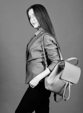 Resmi giyinmiş kız öğrenci. Sırt çantası moda modası. Deri çantalı bir kadın. Deri çantalı şık bir kadın. Resmi aksesuarlar. Günlük modern şehir hayatı için sırt çantası