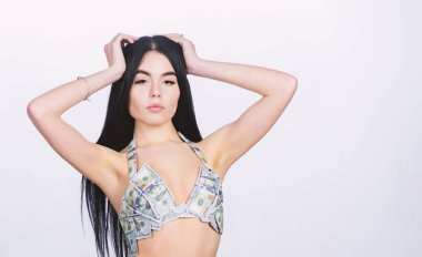 Lüks hayat. Kız seksi göğüsler nakit sütyen iç çamaşırı. Lüks eskort hizmeti. Seksi kız dolar banknotlardan yapılmış bikini giymek. Lüks kız arkadaş. Zenginlikle şımarık. Zengin kadın ince seksi vücut