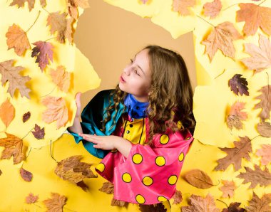 sonbahar güzelliği. Mutlu çocukluk. Yağmur koruma küçük kız. Sonbahar modası. sezon tahmini. sonbaharda çocuk yaprakları. olumlu bir ruh hali içinde çocuk. küçük kız moda yağmurluk vardır. Düşüncelerde kayıp