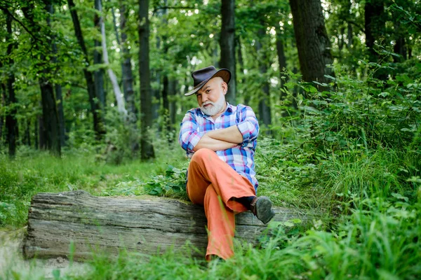 Ucube şifacı. Halk büyüsü. Şapkalı, olgun bir adam. Bilge ihtiyar. Bitkisel ilaçlar. Doğaüstü ya da batıl inançlı. Sihirli yetenekleri olduğu iddia edilen biri. Ormanda sihirbaz. Woodman sihirbaz konsepti